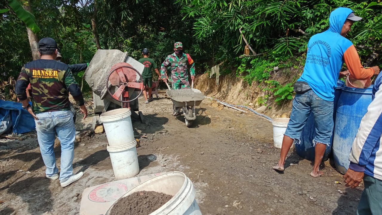 Semangat Gotong Royong, Perkuat Persatuan  Babinsa Dengan Warganya