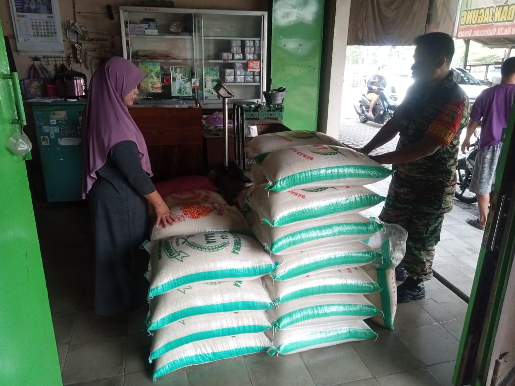 Cek Harga dan Stok Beras, Babinsa Waspadai Oknum Pedagang Nakal
