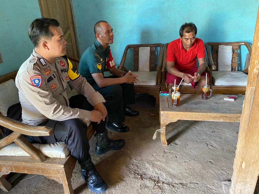 Kompak, Babinsa dan Bhabinkamtibmas Komsos Bersama Dengan Warga