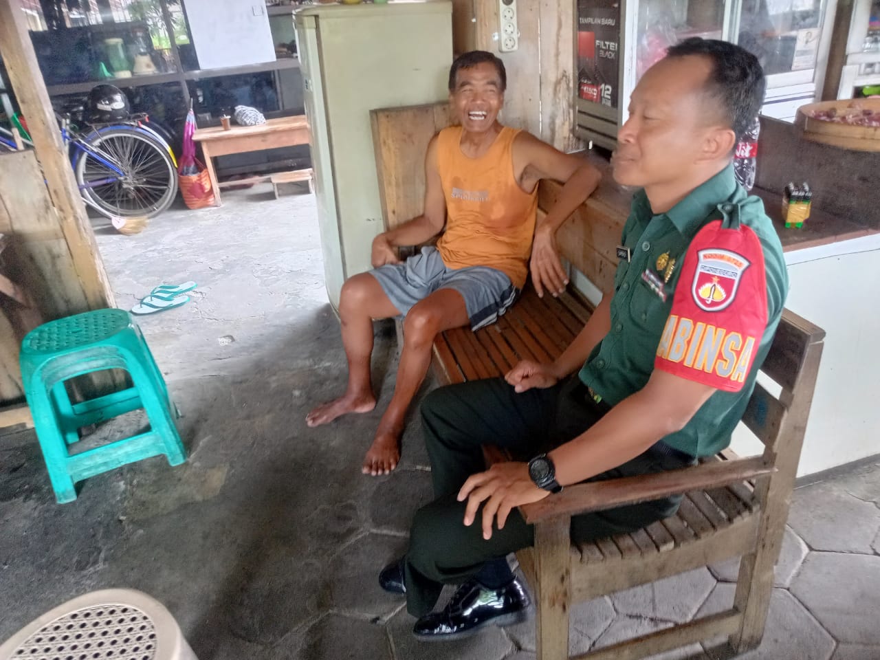 Manjaga Kerukunan Dengan Tetangga ? Menurut Babinsa Plosokerep Ini Manfaatnya…