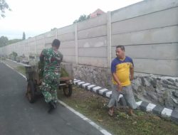 Jaga Kebersihan Lingkungan Saat Musim Hujan Babinsa Bantu Masyarakat Kerja Bakti