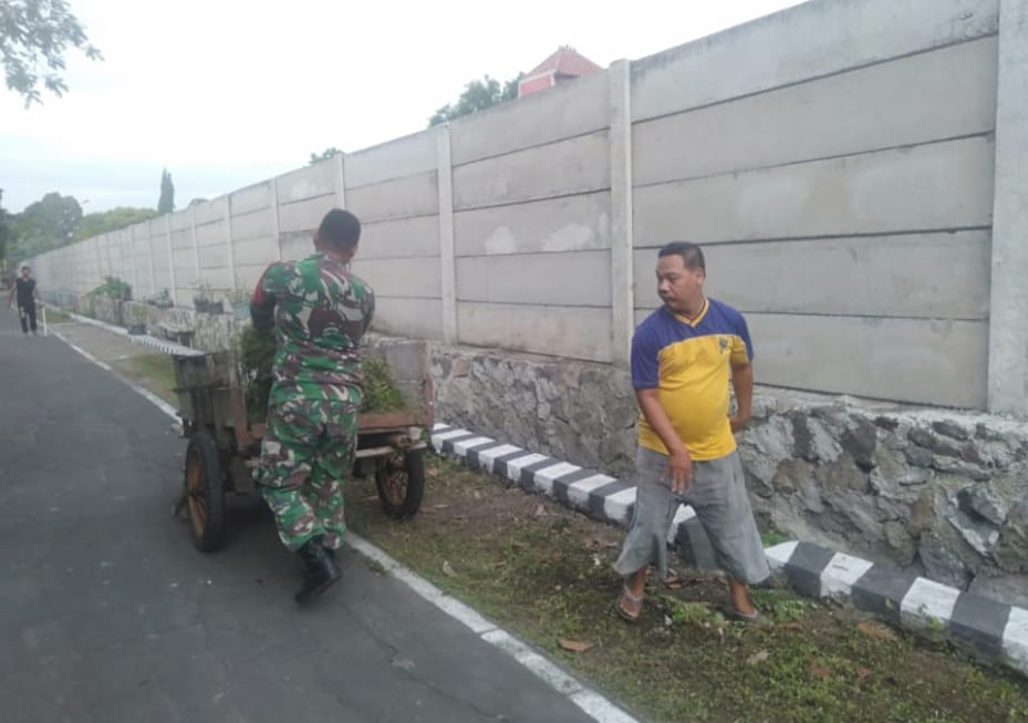 Jaga Kebersihan Lingkungan Saat Musim Hujan Babinsa Bantu Masyarakat Kerja Bakti