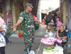 Patroli Kamtibmas Di Pasar Tradisional, Babinsa Himbau Jaga Keamanan Diri