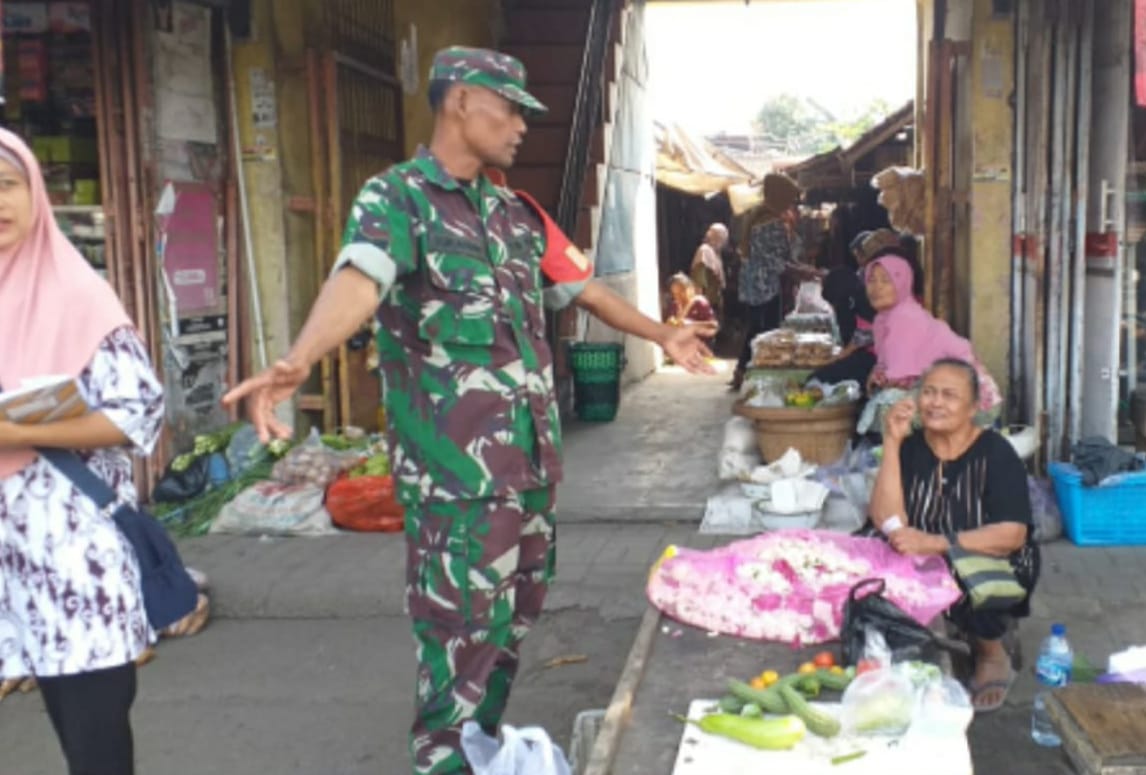 Patroli Kamtibmas Di Pasar Tradisional, Babinsa Himbau Jaga Keamanan Diri