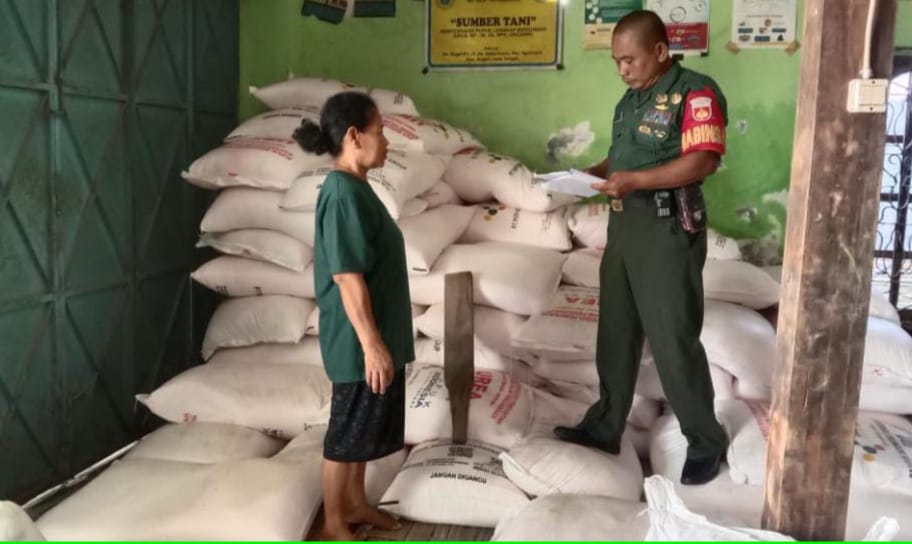 Antisipasi Penyimpangan Pupuk Bersubsidi, Babinsa Sidak Toko dan Agen