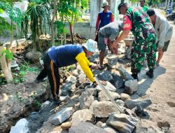 Membangun Infrastruktur Desa, Babinsa Ikut Bangun Talud Jalan