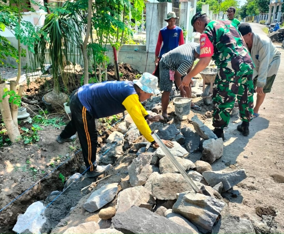 Membangun Infrastruktur Desa, Babinsa Ikut Bangun Talud Jalan