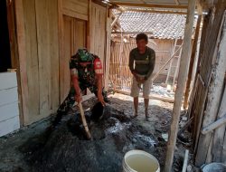 Serda Triyanto Gotong- Royong Bantu Renovasi Rumah Warga