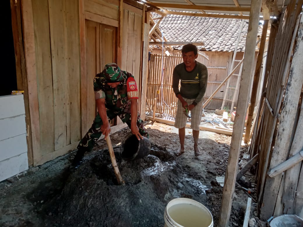Serda Triyanto Gotong- Royong Bantu Renovasi Rumah Warga