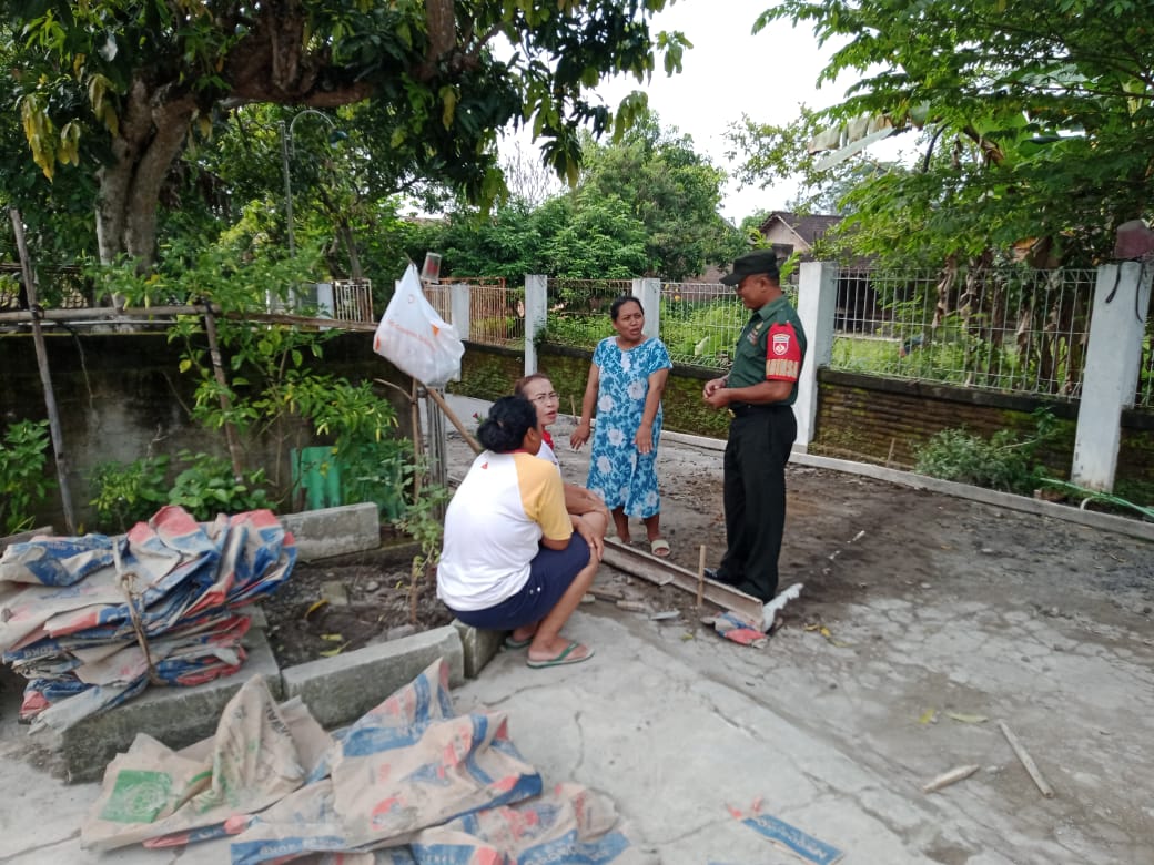 Curah Hujan Cukup Tinggi, Serda Triyanto Minta Masyarakat Jaga Kebersihan Lingkungan