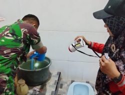 Cegah DBD, Sertu Sutardi Dampingi Bidan Desa Gertak PSN