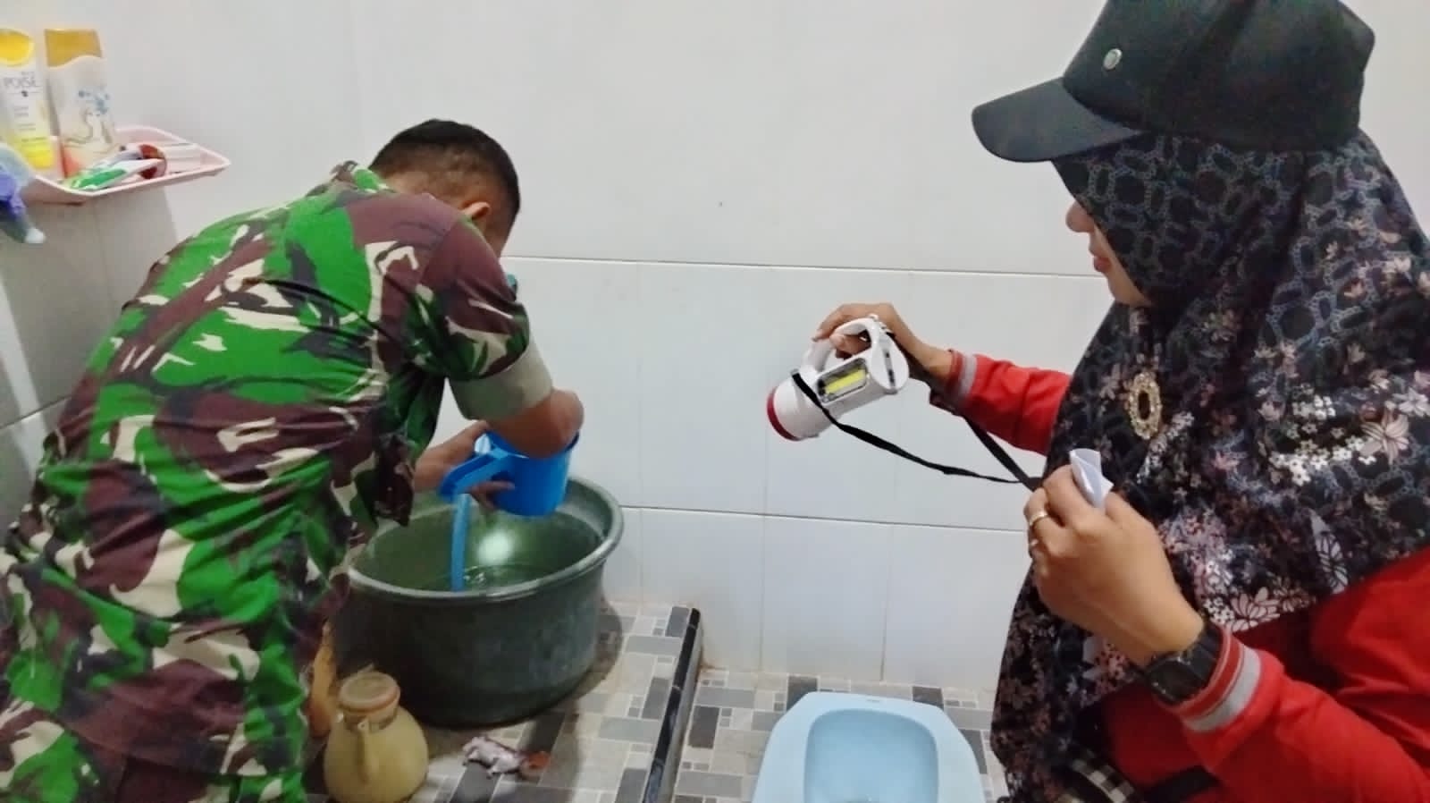 Cegah DBD, Sertu Sutardi Dampingi Bidan Desa Gertak PSN