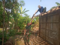 Gotong Royong Bantu Perbaiki Rumah Warga Wujud Perhatian Babinsa Untuk Warganya