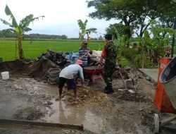 Babinsa  Cor Jalan, Buka Akses Warga Ke Persawahan
