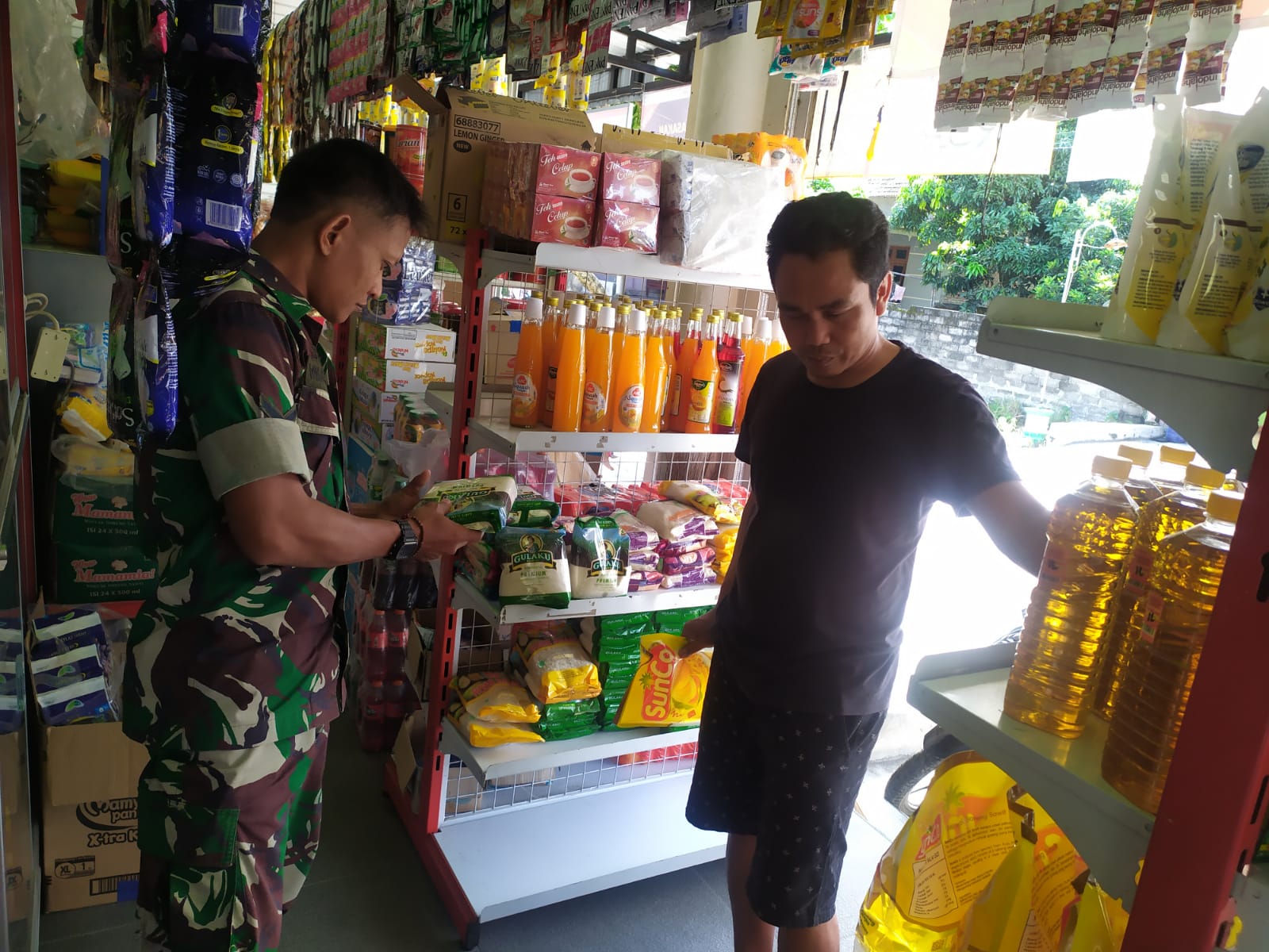 Pastikan Aman Dikonsumsi, Babinsa Sidak Mamin