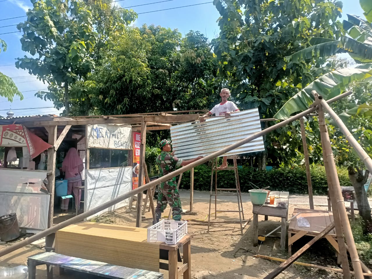 Dorong Pertumbuhan Ekonomi Masyarakat, Babinsa Bantu Bangun Kios