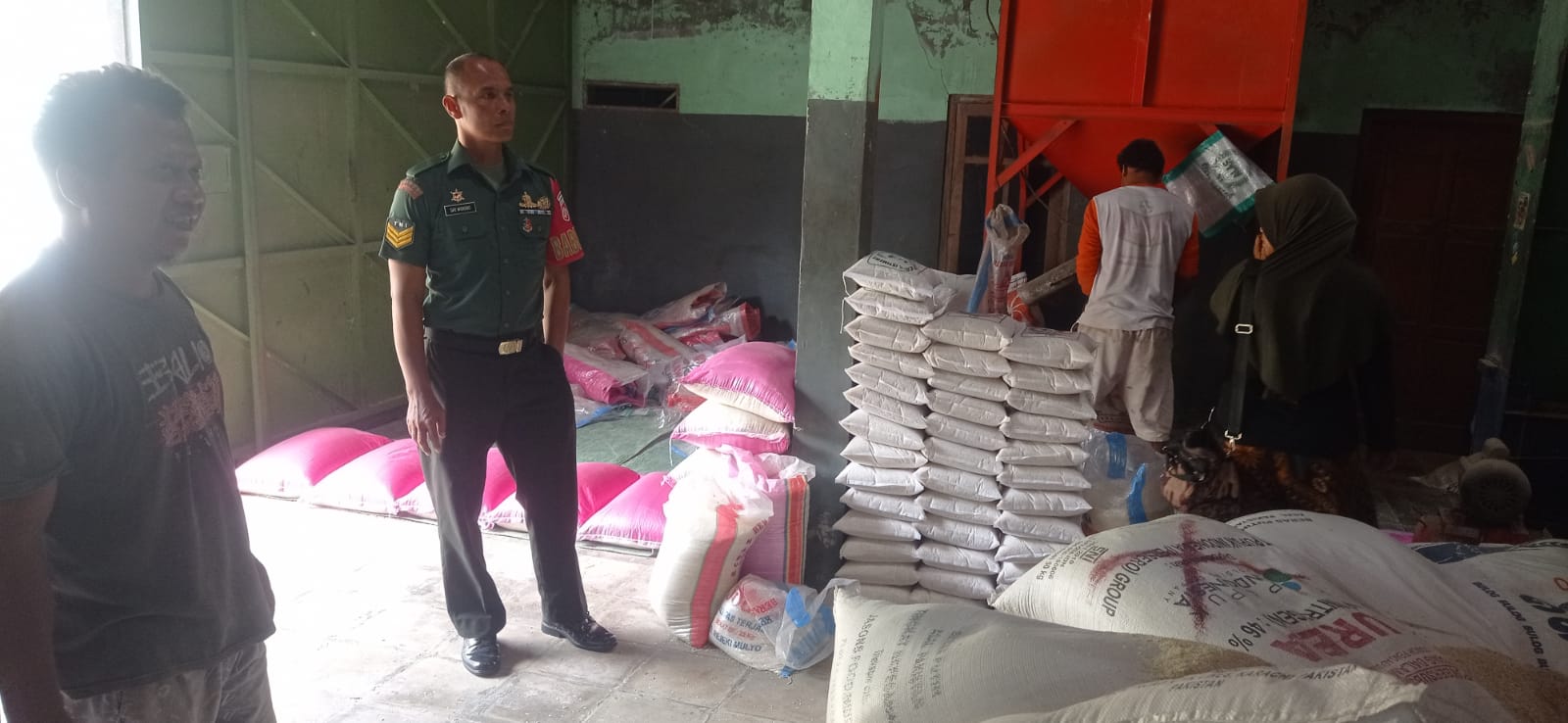 Jelang Hari Raya Idul Fitri, Babinsa Pantau Stok dan Harga Beras