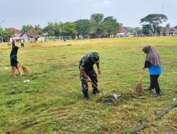 Tingkatkan Prestasi Olah Raga, Babinsa Gotong Royong Bersihkan Lapangan Bola