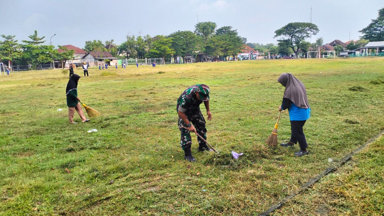 Tingkatkan Prestasi Olah Raga, Babinsa Gotong Royong Bersihkan Lapangan Bola