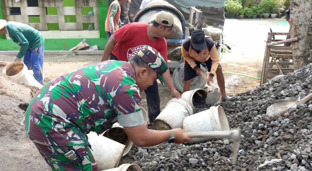 Untuk Memperkuat Kontruksi  Jalan Babinsa Gotong Royong Bangun Talud