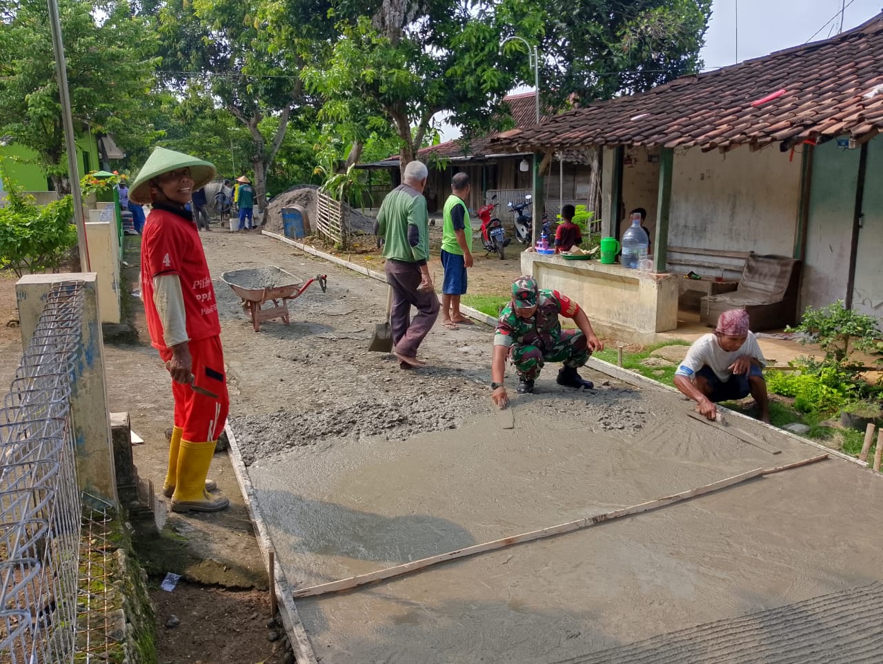 Membangun Bersama Warga, Babinsa Cor Jalan