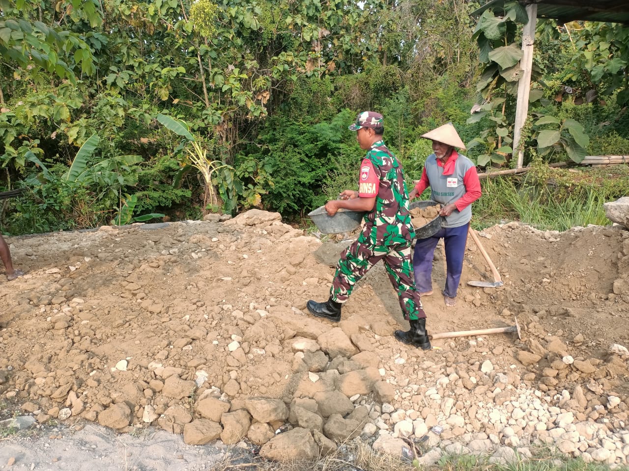 Dukung UMKM, Babinsa Bantu Bangun Warung Milik Warga
