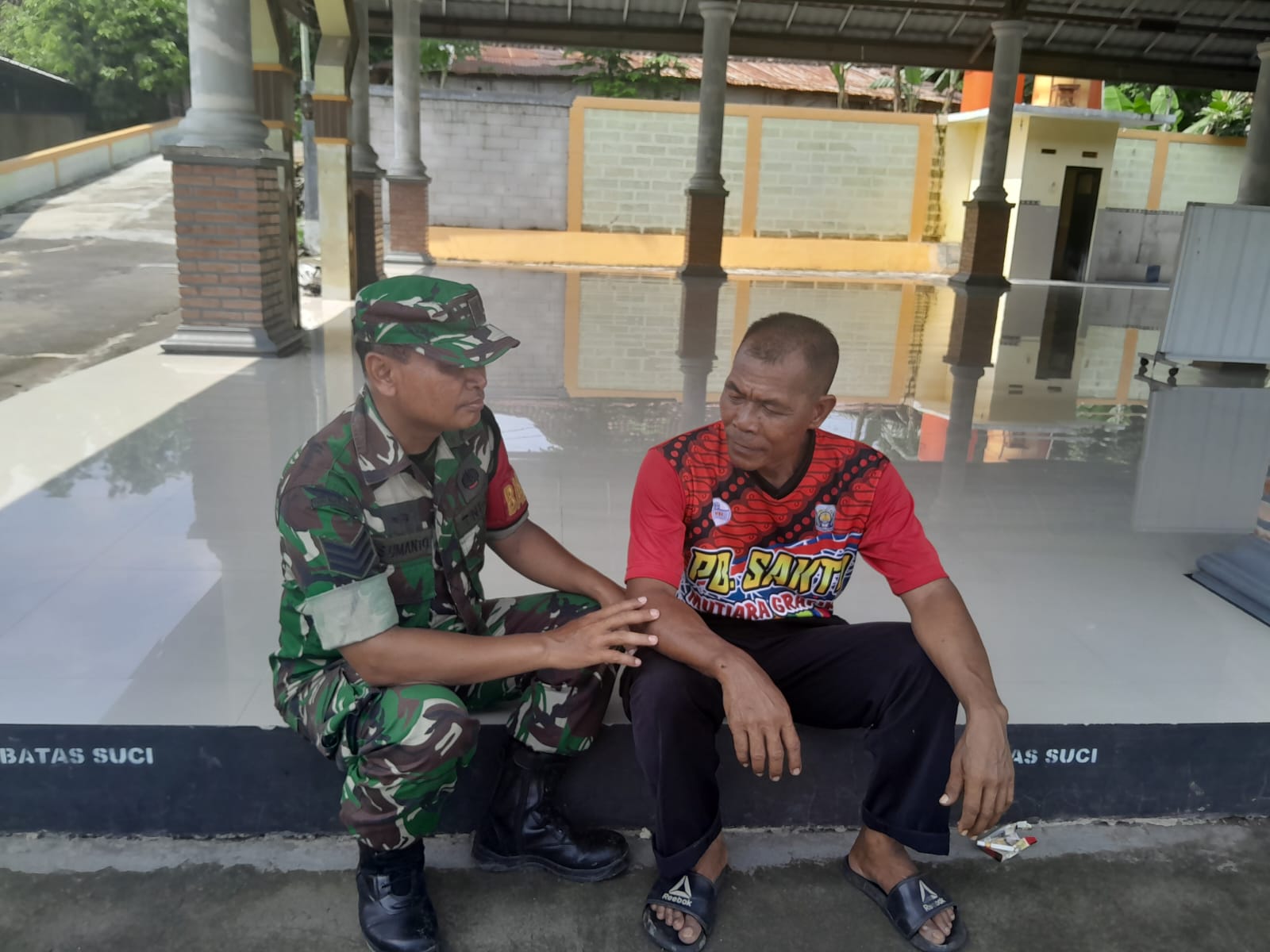 Babinsa Imbau Warga Aktifkan Poskamling Untuk Cegah Aksi Kriminal