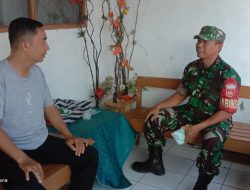 Cerdas Menggunakan Sosial Media, Ini Penjelasan Babinsa Kepada Warga