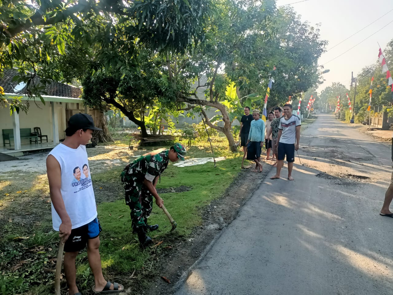 Ciptakan Lingkungan Sehat, Babinsa Bantu Warga Pembersihan Lingkungan