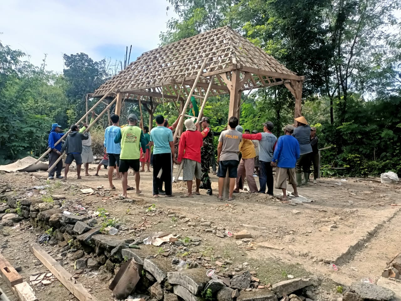 Tradisi Angkat Rumah, Bentuk Gotong Royong  Babinsa Bersama Warga Dukuh Pelem