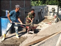 Wujudkan Manunggal TNI-Rakyat, Babinsa Gotong Royong Bangun Rumah