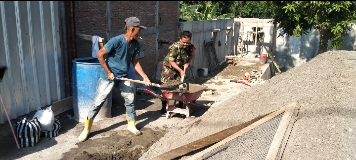 Wujudkan Manunggal TNI-Rakyat, Babinsa Gotong Royong Bangun Rumah