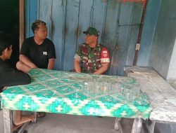 Keakraban Babinsa Dengan Warga Binaannya Terlihat Saat Mereka Duduk Bersama