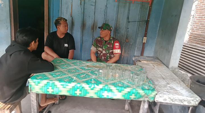 Keakraban Babinsa Dengan Warga Binaannya Terlihat Saat Mereka Duduk Bersama