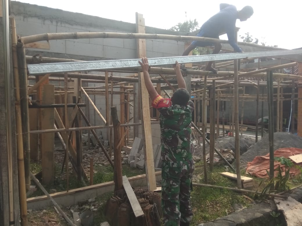 Wujudkan Tempat Tinggal Yang Layak Huni, Babinsa Bantu Bangun Rumah Warga