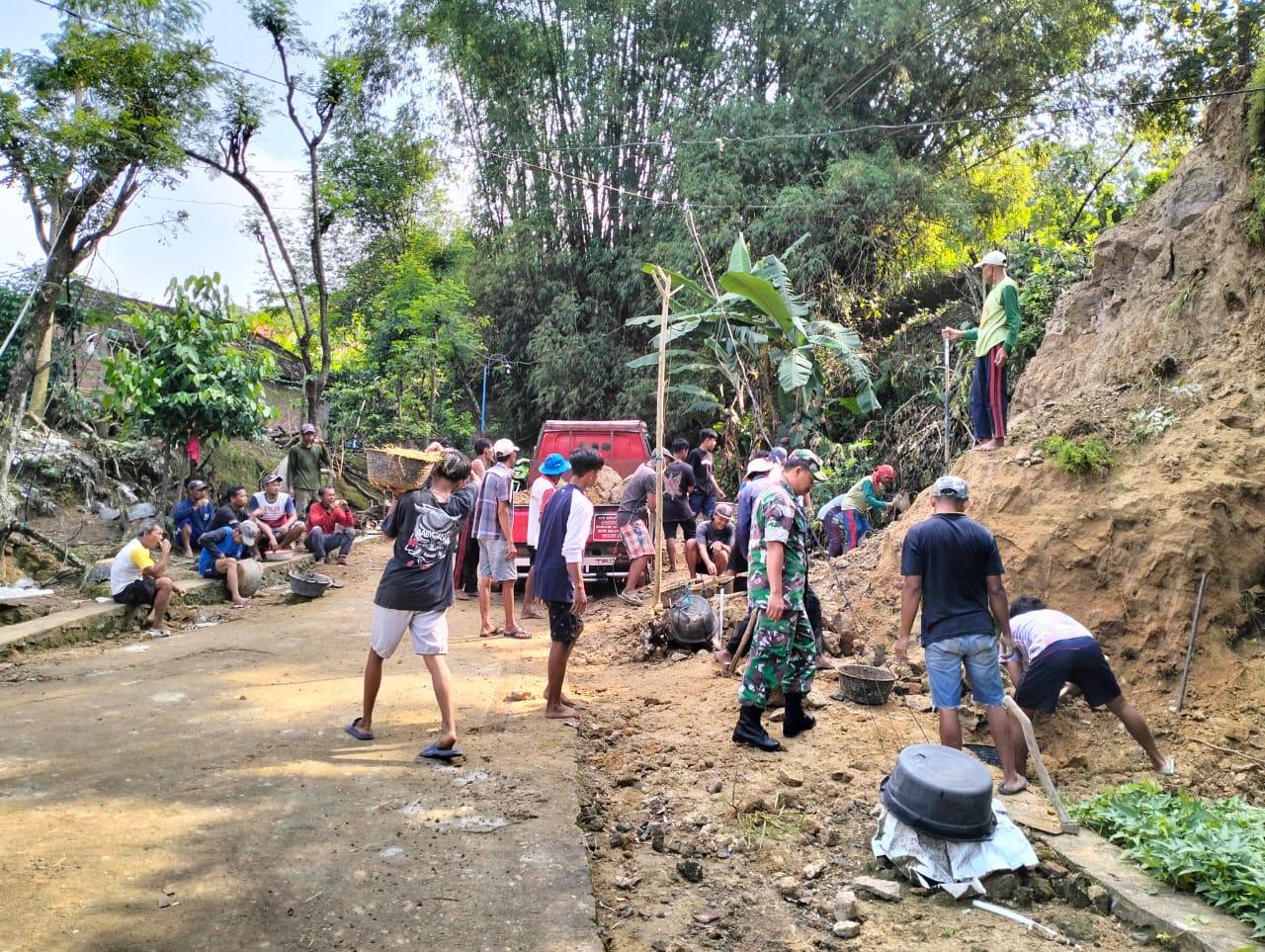 Peduli Keselamatan, Babinsa Bersama Masyarakat Timbun Jalan Berlubang