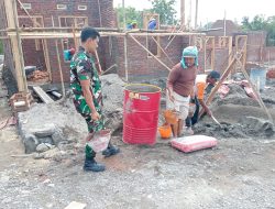 Angkat Adukan Semen Wujud Babinsa Meringankan Beban Warga Binaan