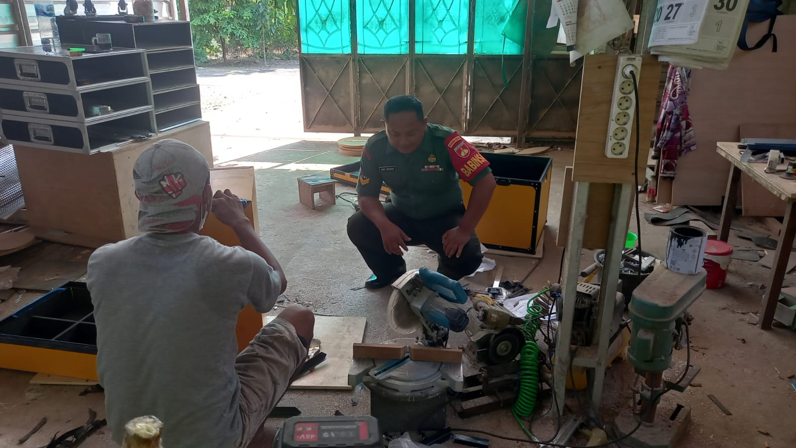 Kunjungi Pengrajin Sound System Babinsa Menekuni Usahanya