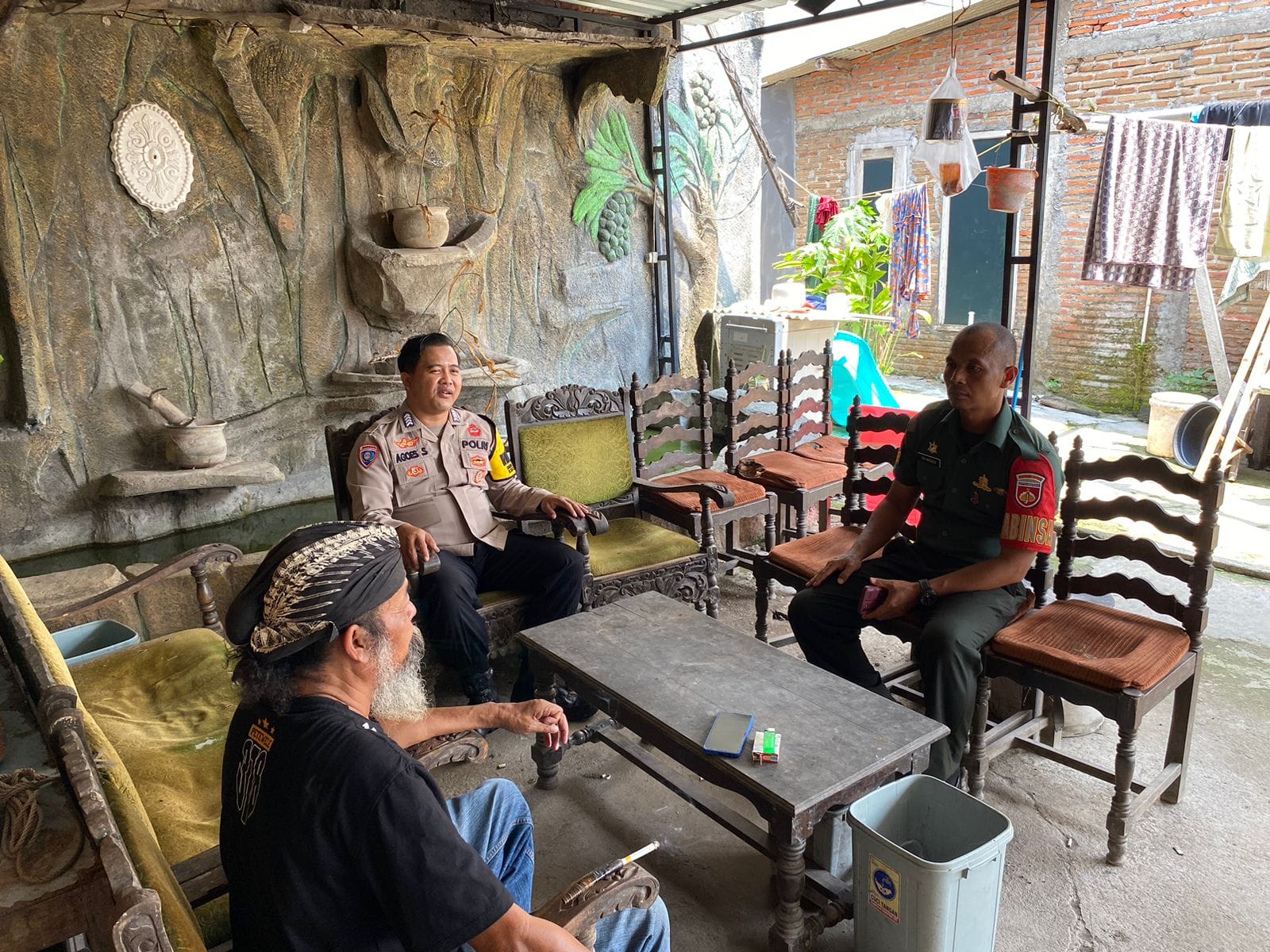 Bangun Komunikasi Dua Arah, Babinsa Berbincang Dengan Mitra Karib Di Wilayah