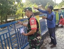 Jaga Kerapian, Babinsa Bersama Warga Cat Pagar  Masjid