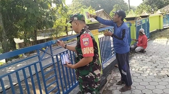 Jaga Kerapian, Babinsa Bersama Warga Cat Pagar  Masjid