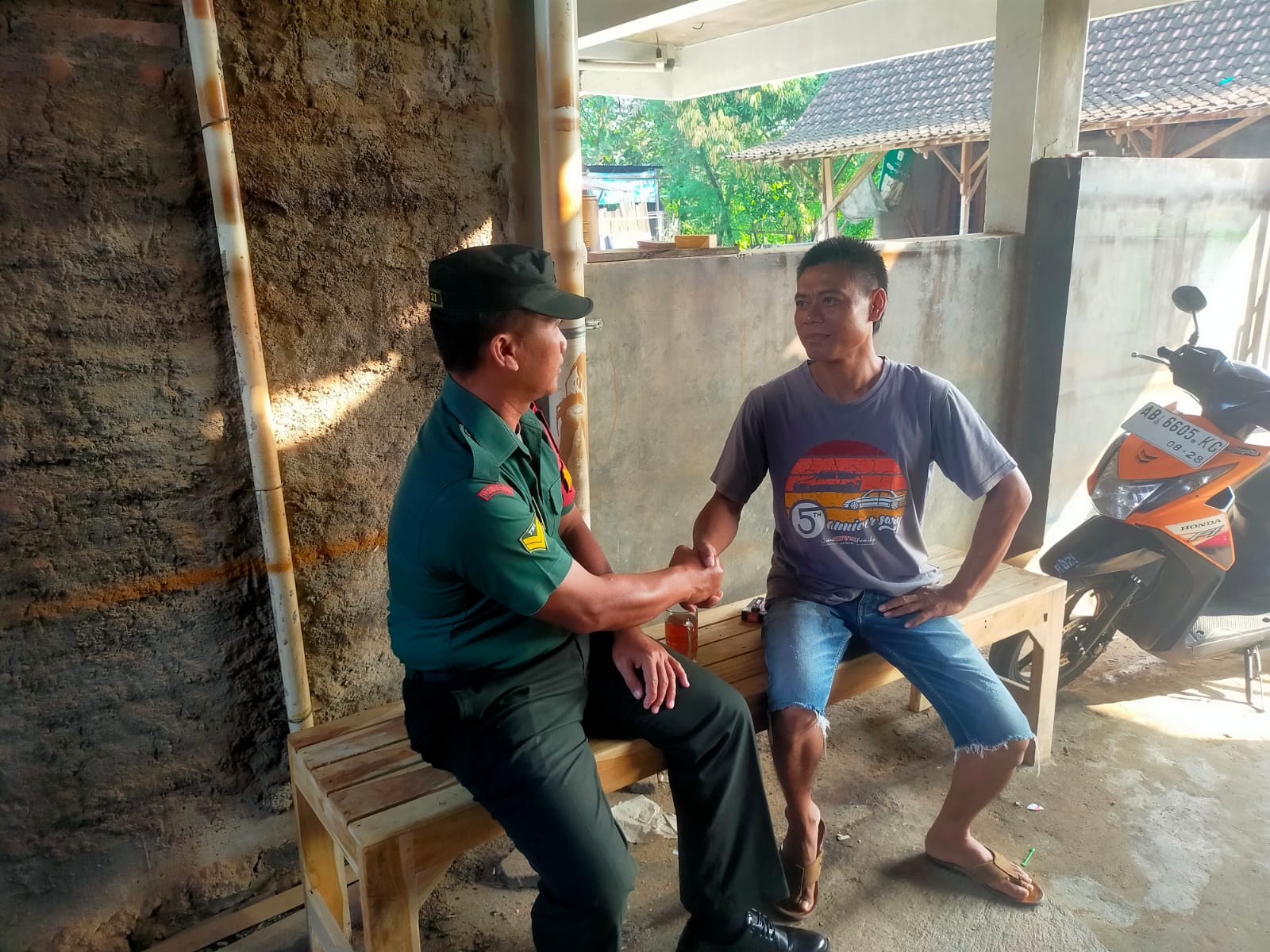 Demi Menjalin Hubungan Baik, Babinsa melaksanakan Komsos Dengan Warga Binaan