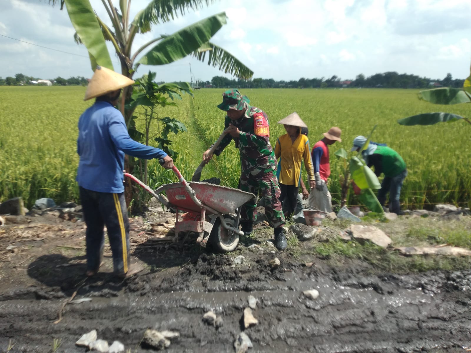 Cegah Longsor, Babinsa Bangun Talud