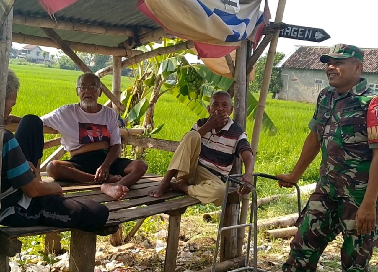 Terlibat Obrolan Santai Babinsa Bahas Peningkatan Swasembada Pangan