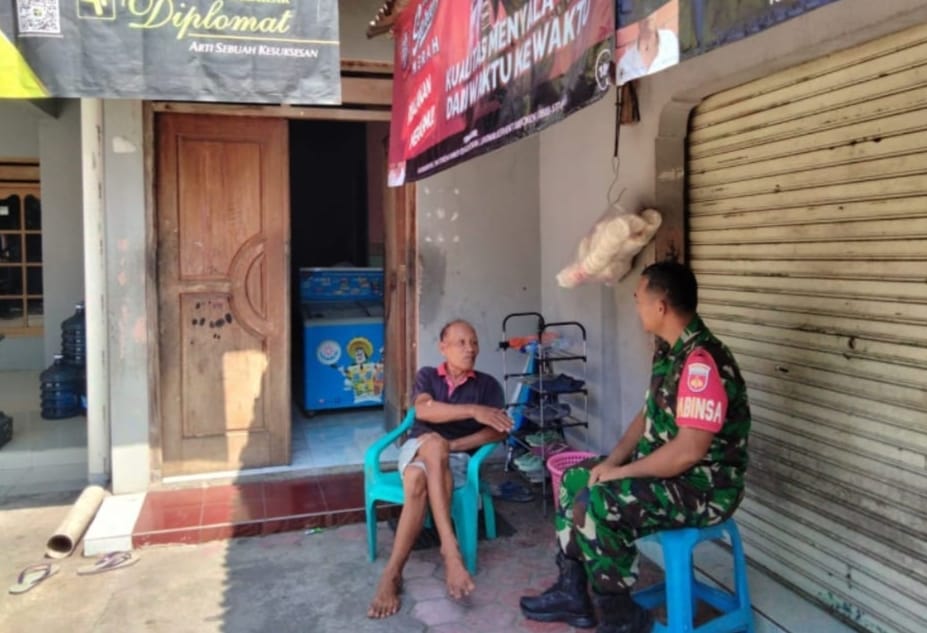 Melalui Pendekatan Dengan Tokoh Masyarakat, Babinsa Ajak Warga Tingkatkan Kebersamaan