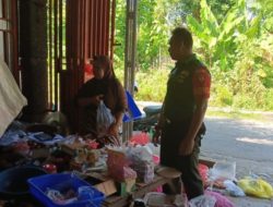 Cek Harga dan Stok Sembako, Babinsa ke Pasar