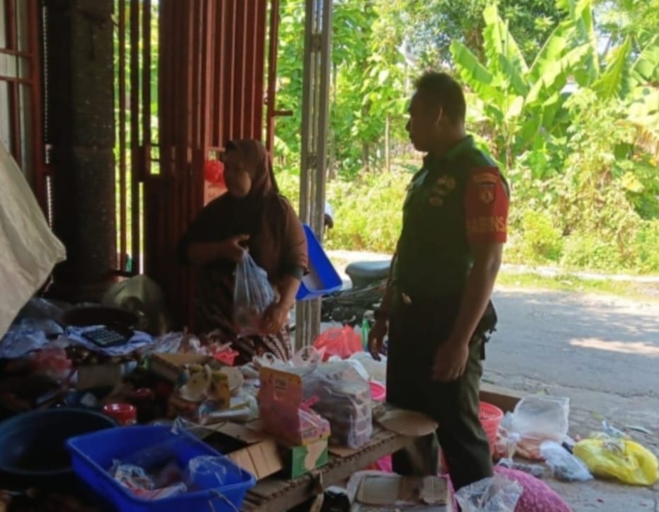 Cek Harga dan Stok Sembako, Babinsa ke Pasar