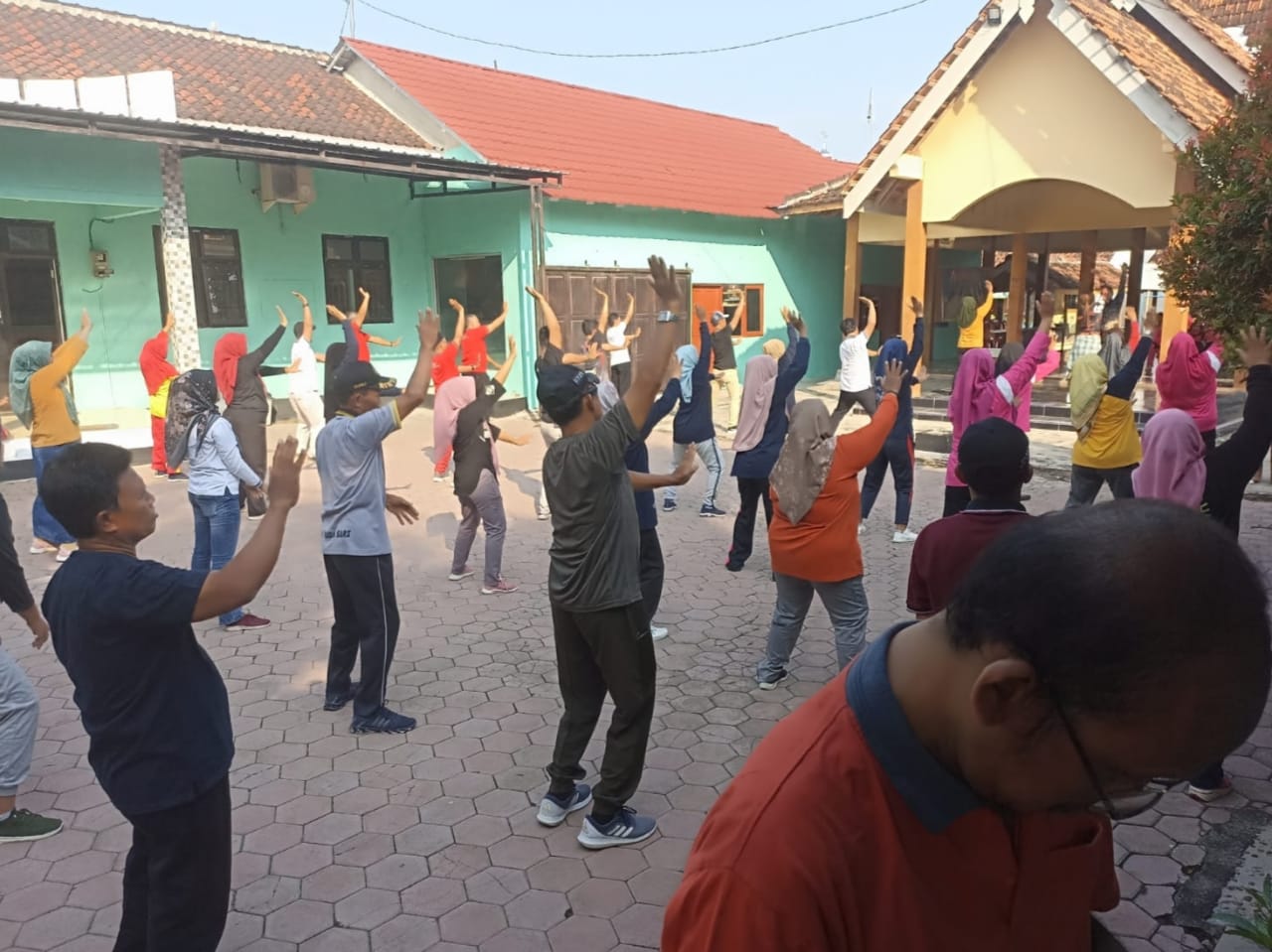 Jalin Kebersamaan dan Keharmonisan Koramil dan Muspika Lakukan Senam Bersama