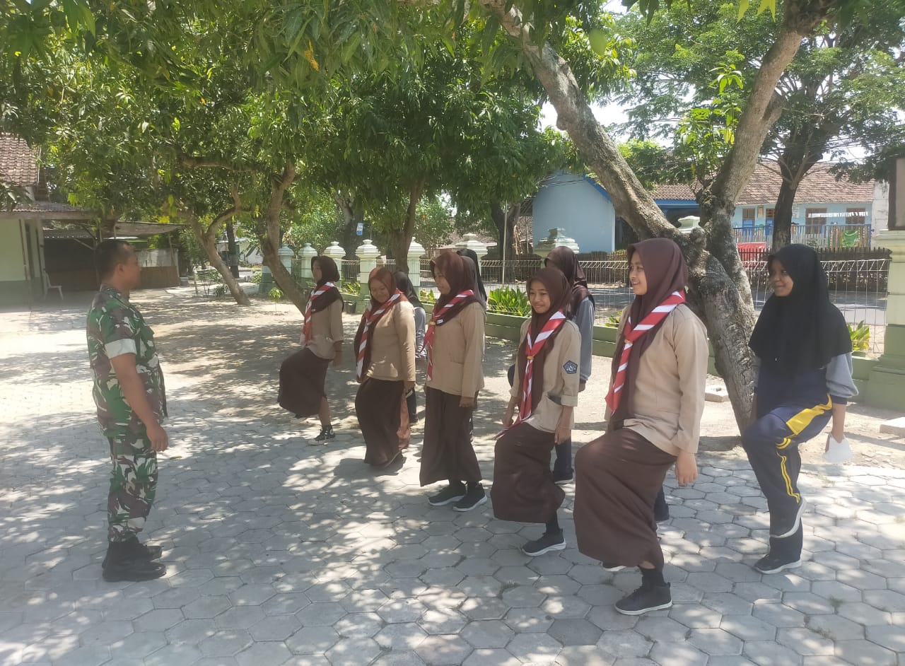 Bentuk Karakter Siswa SMA, Babinsa Latih Baris Berbaris