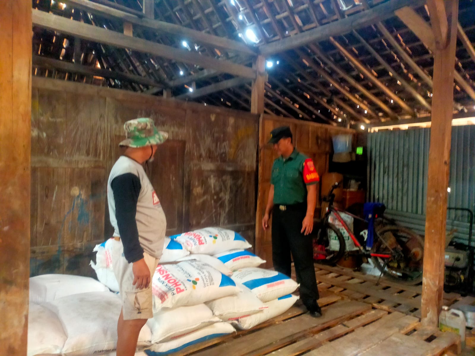 Antisipasi Kelangkaan Pupuk, Babinsa Pantau Pendistribusiannya